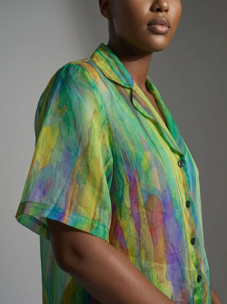 Model_wearing_oversized_shirt_2K_202608091831.webp
